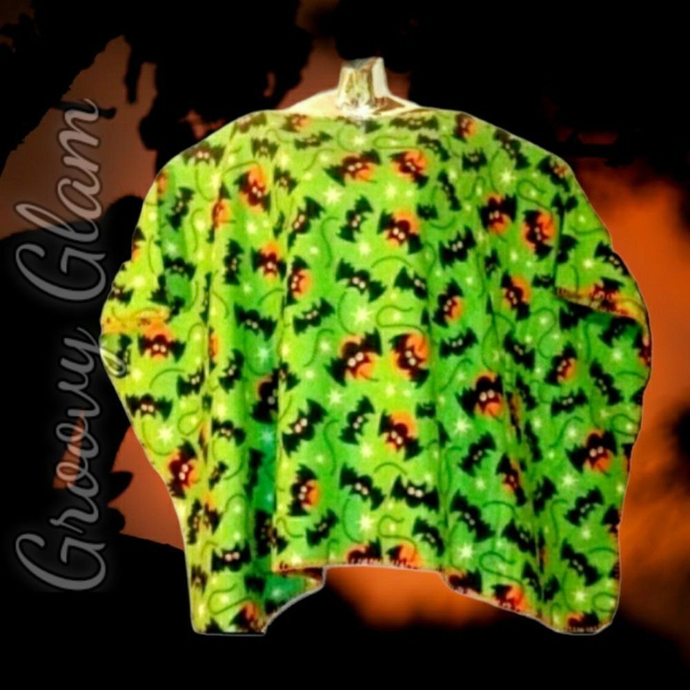 GROOVY GLAM Halloween Fleece Poncho Bats Graphic Print on Green